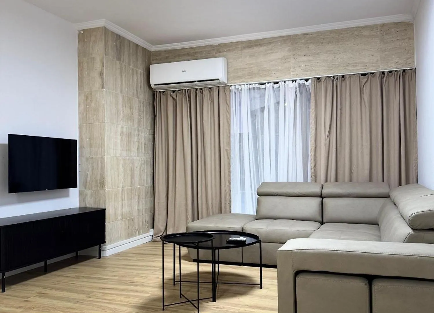 Bazaar Apartment 03 티라나